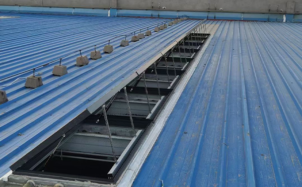 某城市大型商业综合体中庭新市排烟窗工程