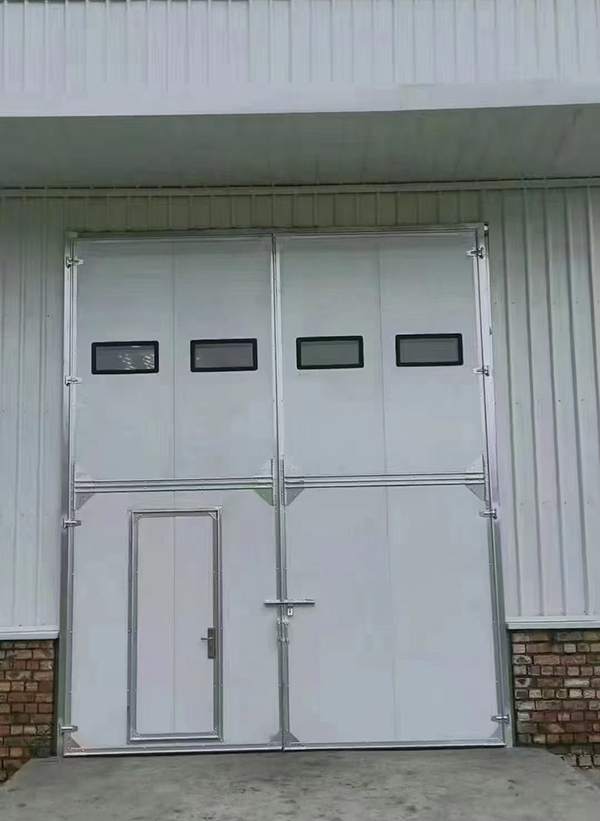 新市工业门在设备装配车间出入口的实施记录